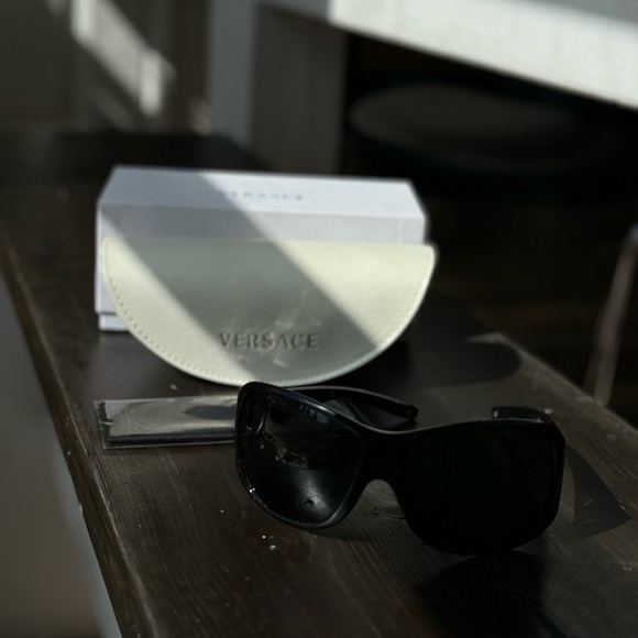 Like New Authentic Versace sunglasses in EUC - Picture 7 of 8